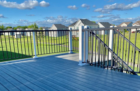 Aluminum residential deck railing by Kadenz